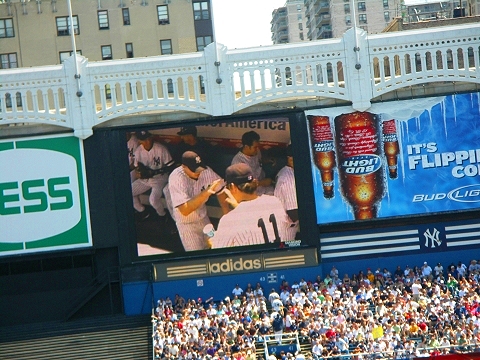 NY-Yankees_Stadium-Signs_and_Scoreboard-04.JPG