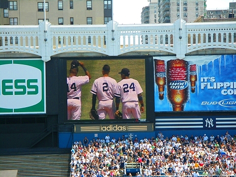 NY-Yankees_Stadium-Signs_and_Scoreboard-07.JPG