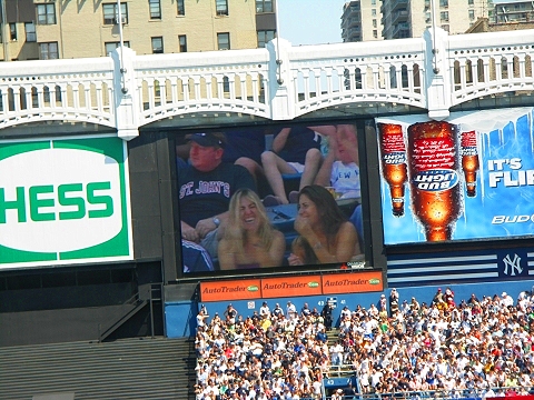 NY-Yankees_Stadium-Signs_and_Scoreboard-12.JPG