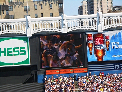 NY-Yankees_Stadium-Signs_and_Scoreboard-15.JPG