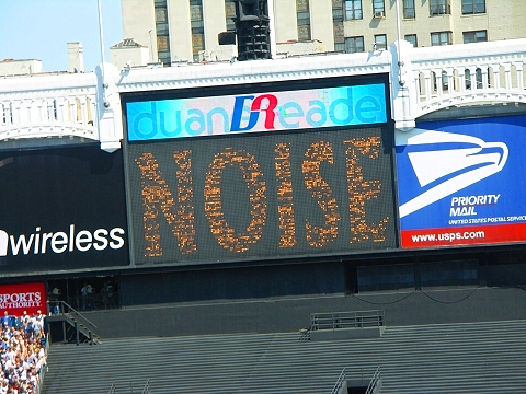 NY-Yankees_Stadium-Signs_and_Scoreboard-16.JPG